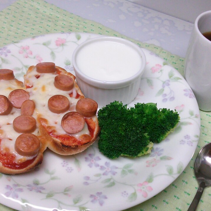 朝ごはんにプチパン♪　カリカリもちもちピザ♪